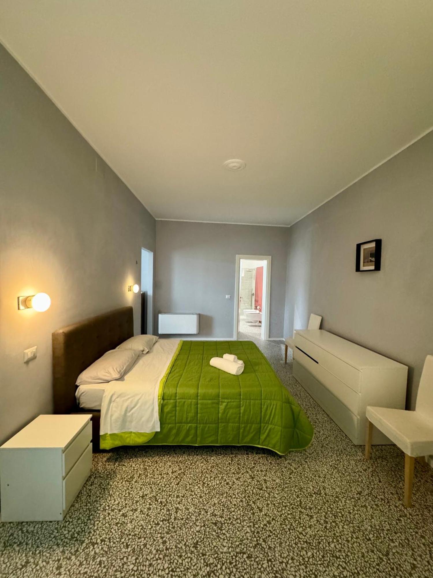4 Balconi Rooms Paladini B&B E Appartamenti เลชเช ภายนอก รูปภาพ