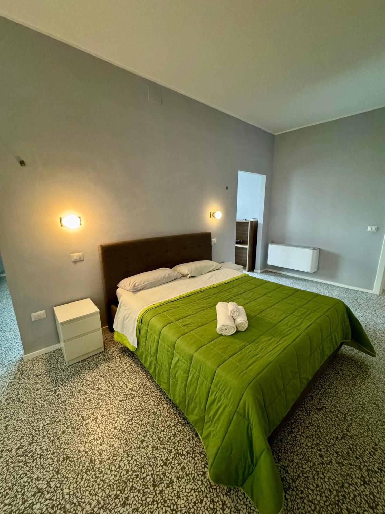 4 Balconi Rooms Paladini B&B E Appartamenti เลชเช ภายนอก รูปภาพ